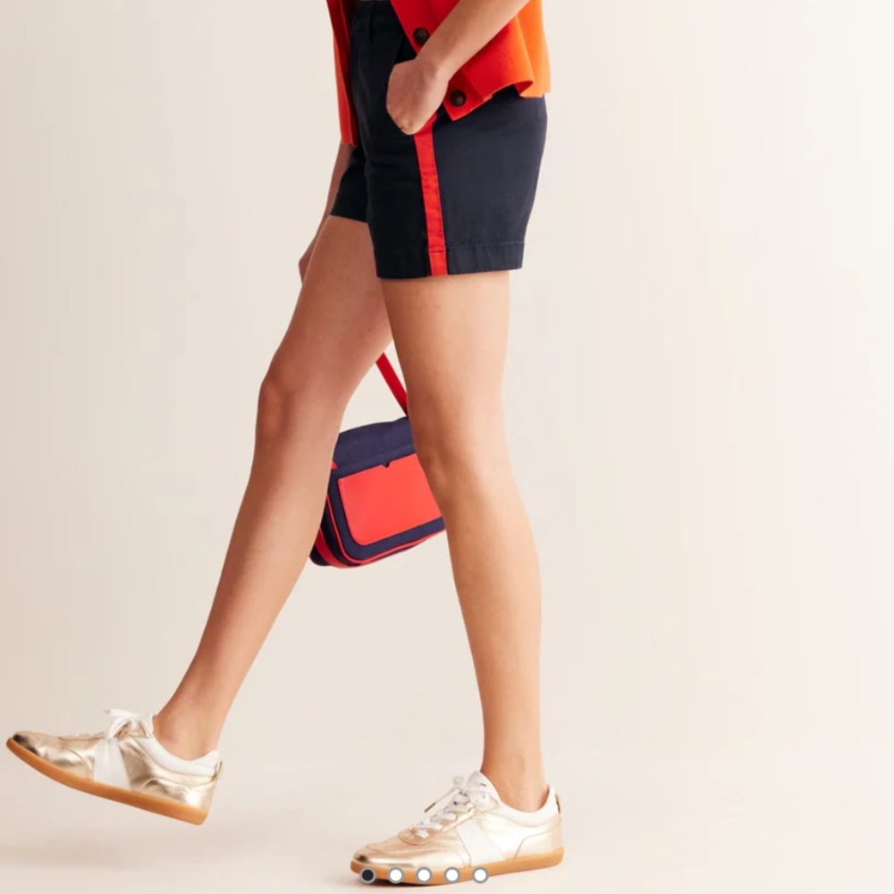 Boden NWT Barnsbury Chino Shorts. Navy, Red Side Stripe, Sz 6